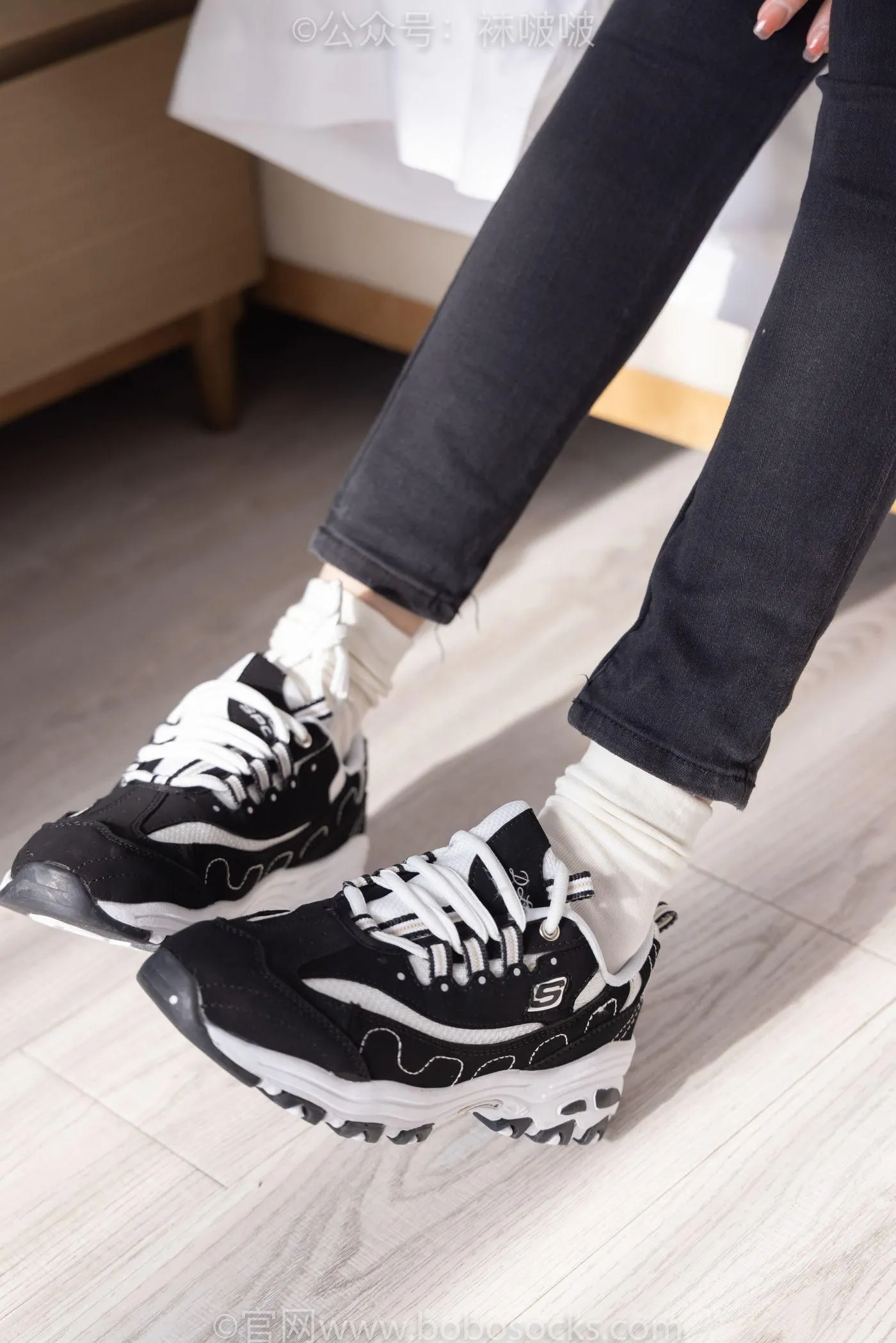 [BoBoSocks袜啵啵]NO.055 稚予-斯凯奇运动鞋、白棉袜、黑棉袜 [139P]插图3